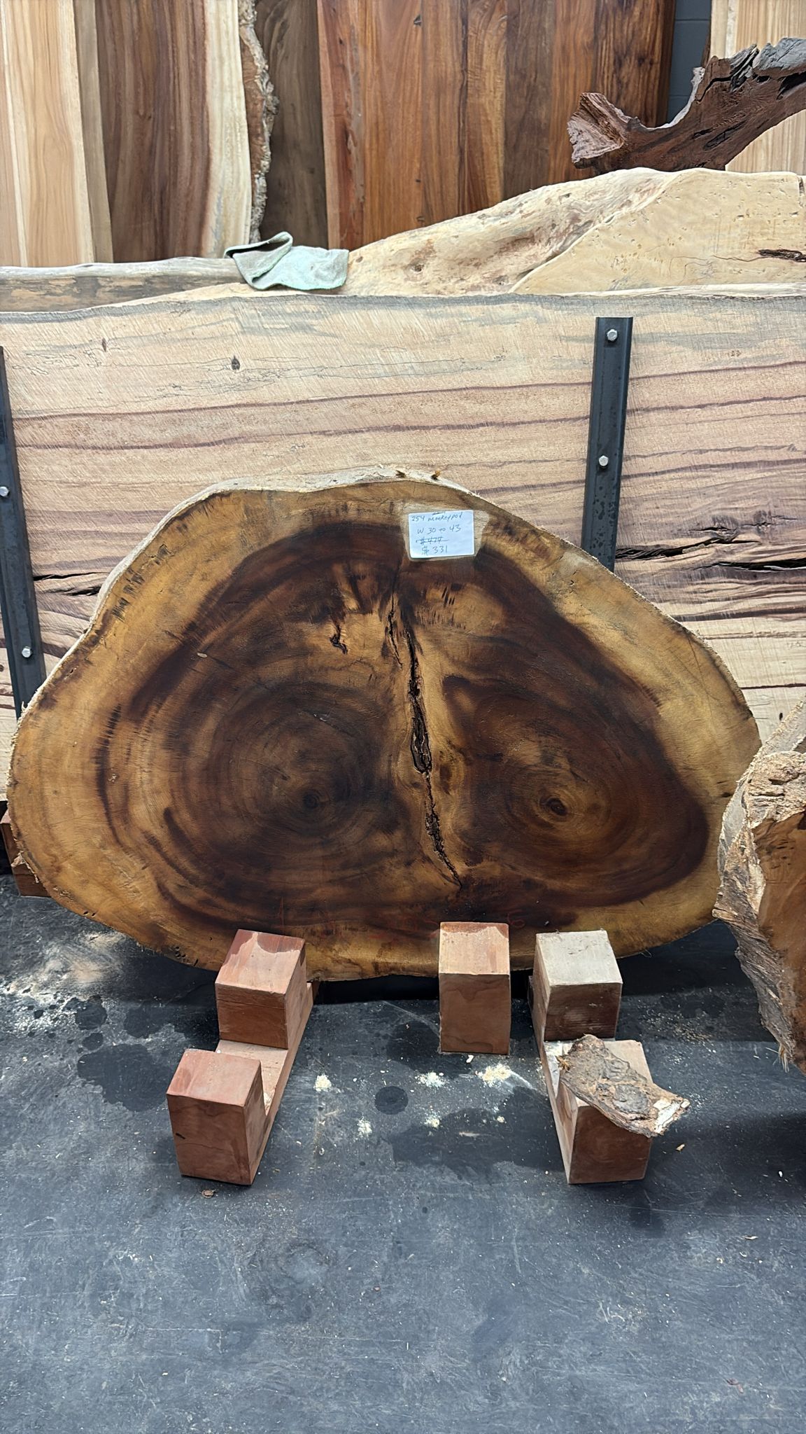 Live Edge Monkeypod Round β #254 β 30"β43" Wide